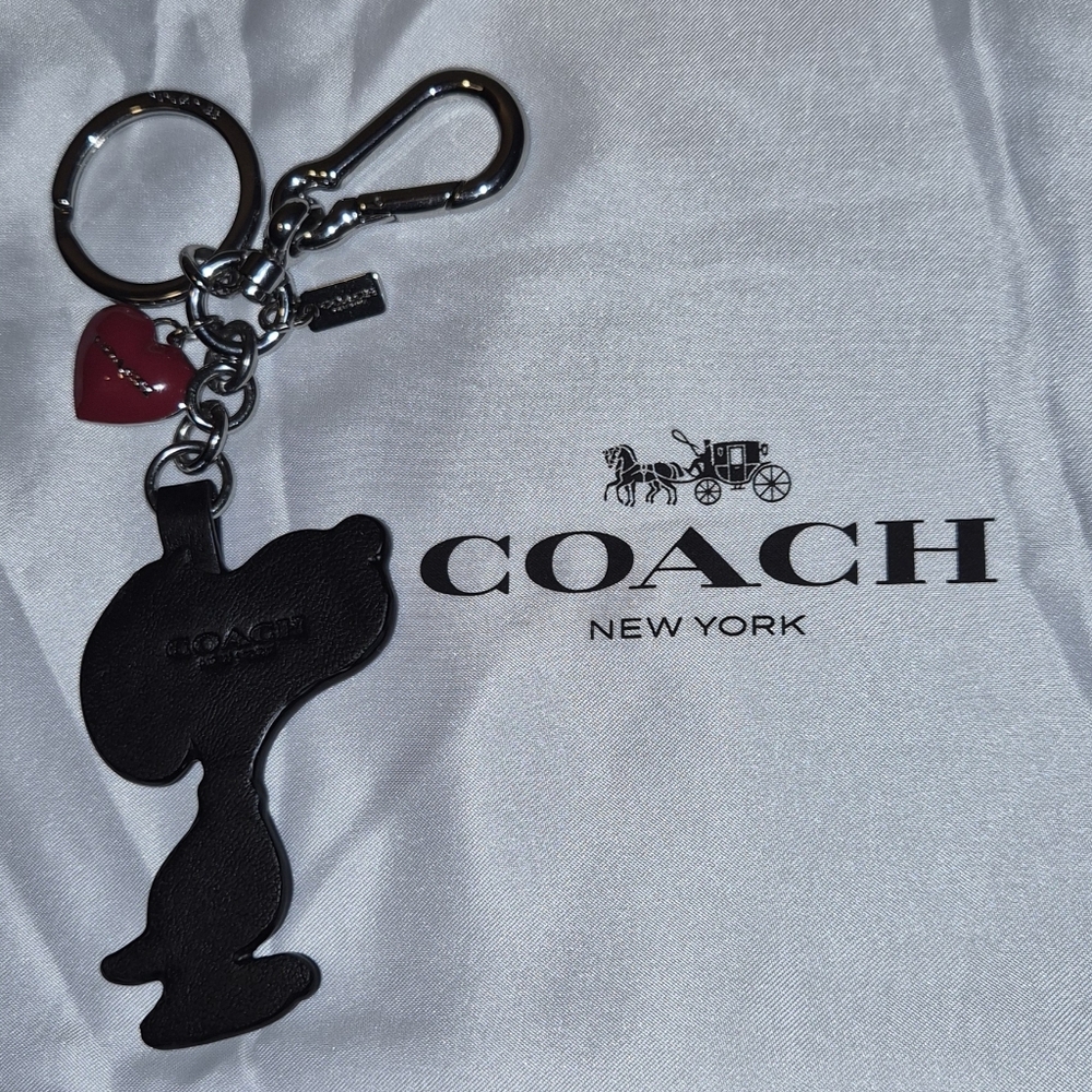 Coach Snoopy Peanuts Heart Bag Charm ©️2014 Vintage Coach Collection Snoopy Kiss - Picture 8 of 11